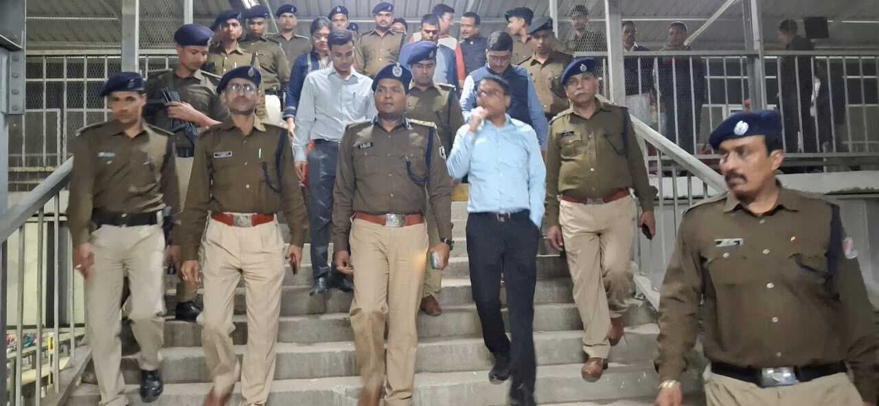 saran news. प्रयागराज जाने वाली ट्रेनों को छह व सात से खोलें