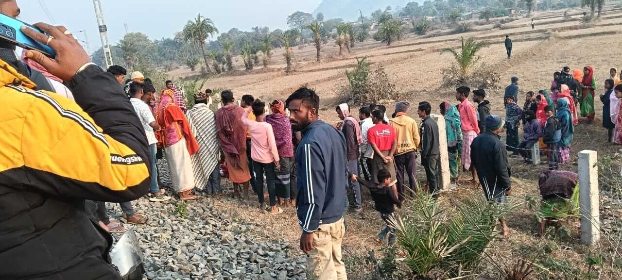Deoghar News : युवक का आज होना था तिलक, ट्रेन के आगे कूदकर दे दी जान