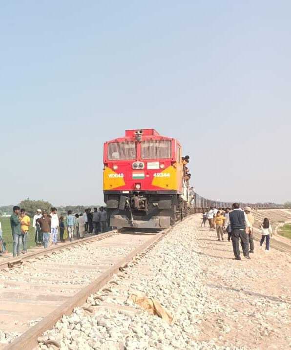 टेढ़ागाछ में ट्रायल ट्रेन पहुंचने पर उमड़ी लोगों की भीड़