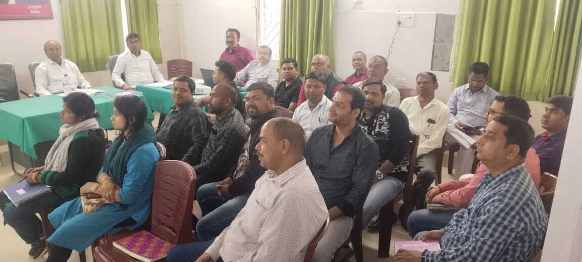 Deoghar news : टीबी खोज अभियान की रिपोर्ट समय से तैयार करने और पीछे रहने वाले सीएचसी को लक्ष्य पूरा करने का निर्देश