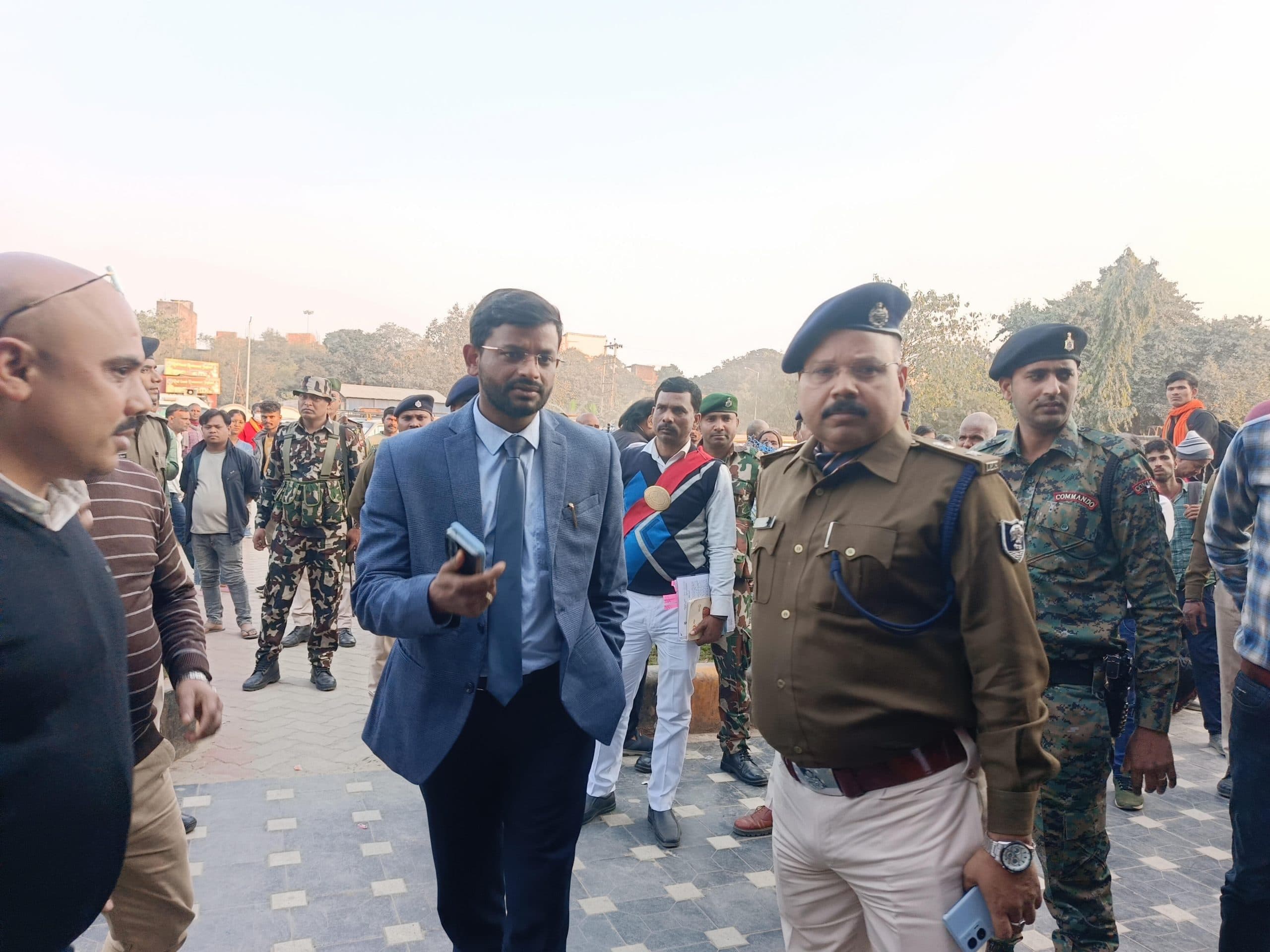 ट्रेनों में भीड़ को नियंत्रित करने को लेकर एसएसबी की भी लें मदद : डीएम