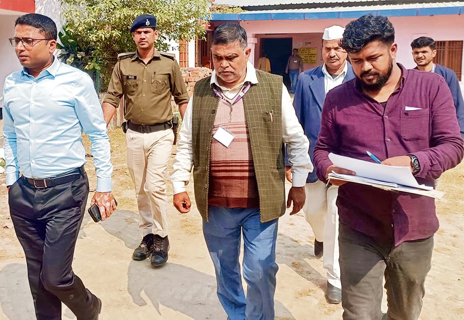 saran news. केंद्रों पर देर से पहुंचाने वाले 20 से अधिक छात्र-छात्राएं परीक्षा से वंचित, तीन एक्सपेल्ड, 1150 अनुपस्थित