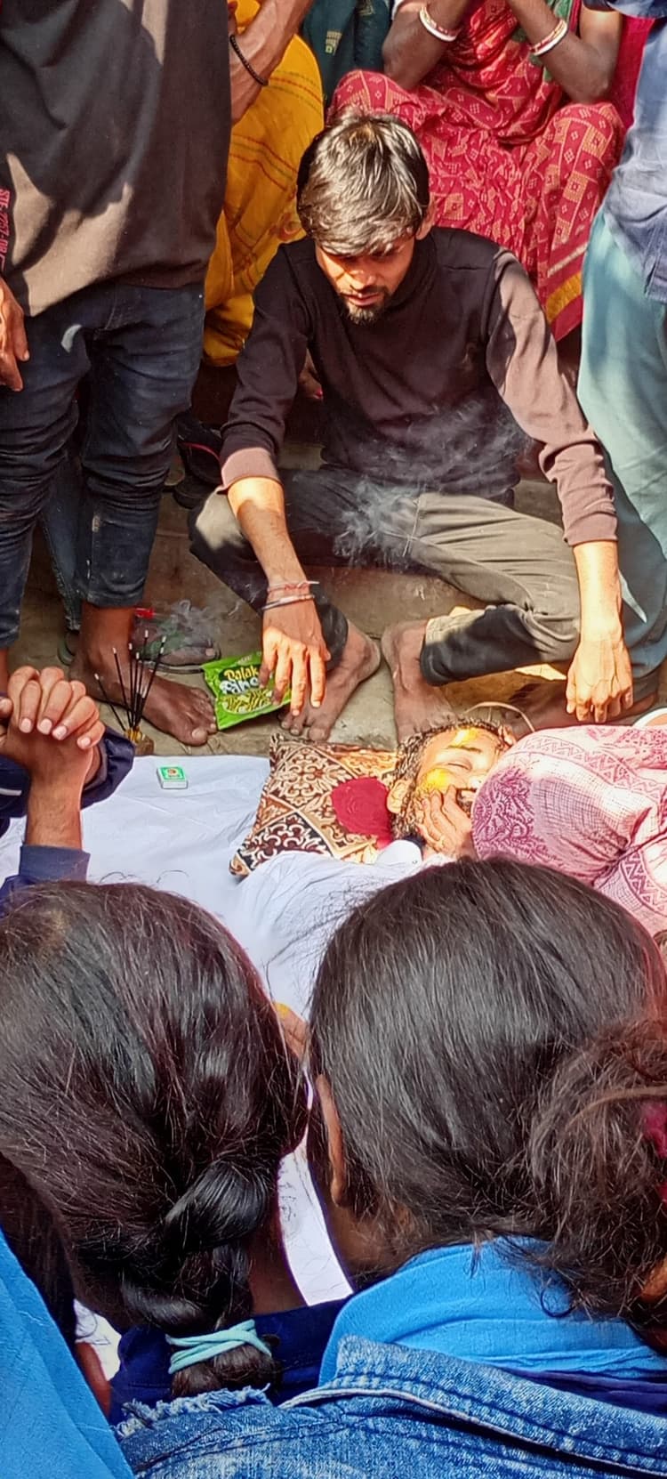 कंपाउंडर बाइक सहित 25 फीट गड्ढे में गिरा, मौत