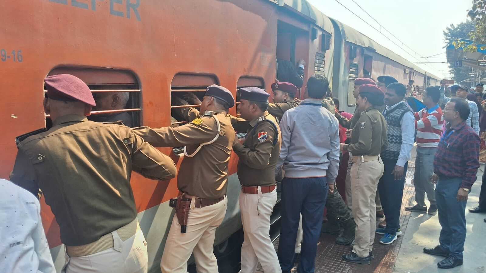 जमालपुर स्टेशन पर यात्रियों की भीड़ नियंत्रण के लिए पहुंची चार थाने की पुलिस