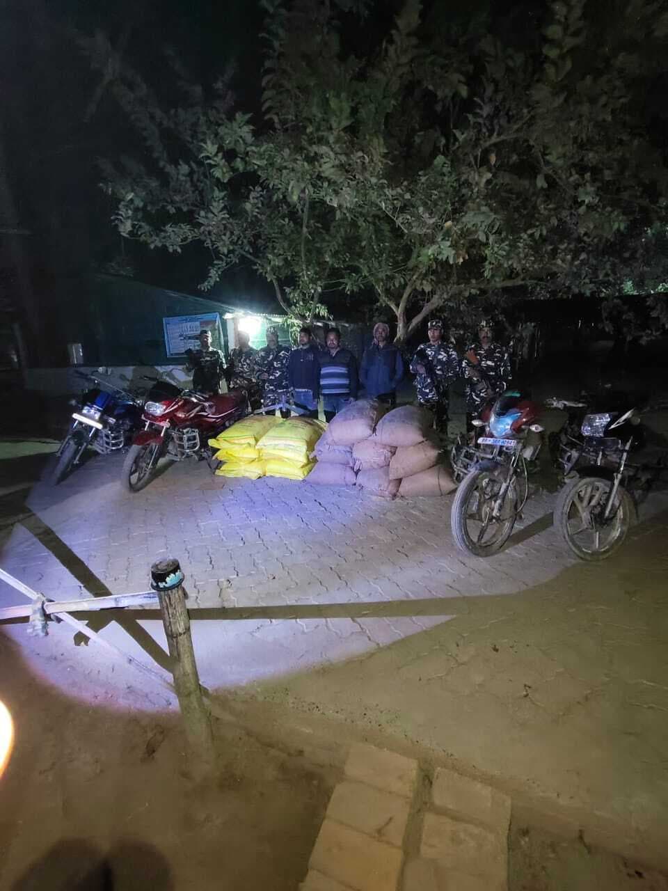 270 किलो यूरिया व 320 किलो धान के साथ तीन तस्कर गिरफ्तार