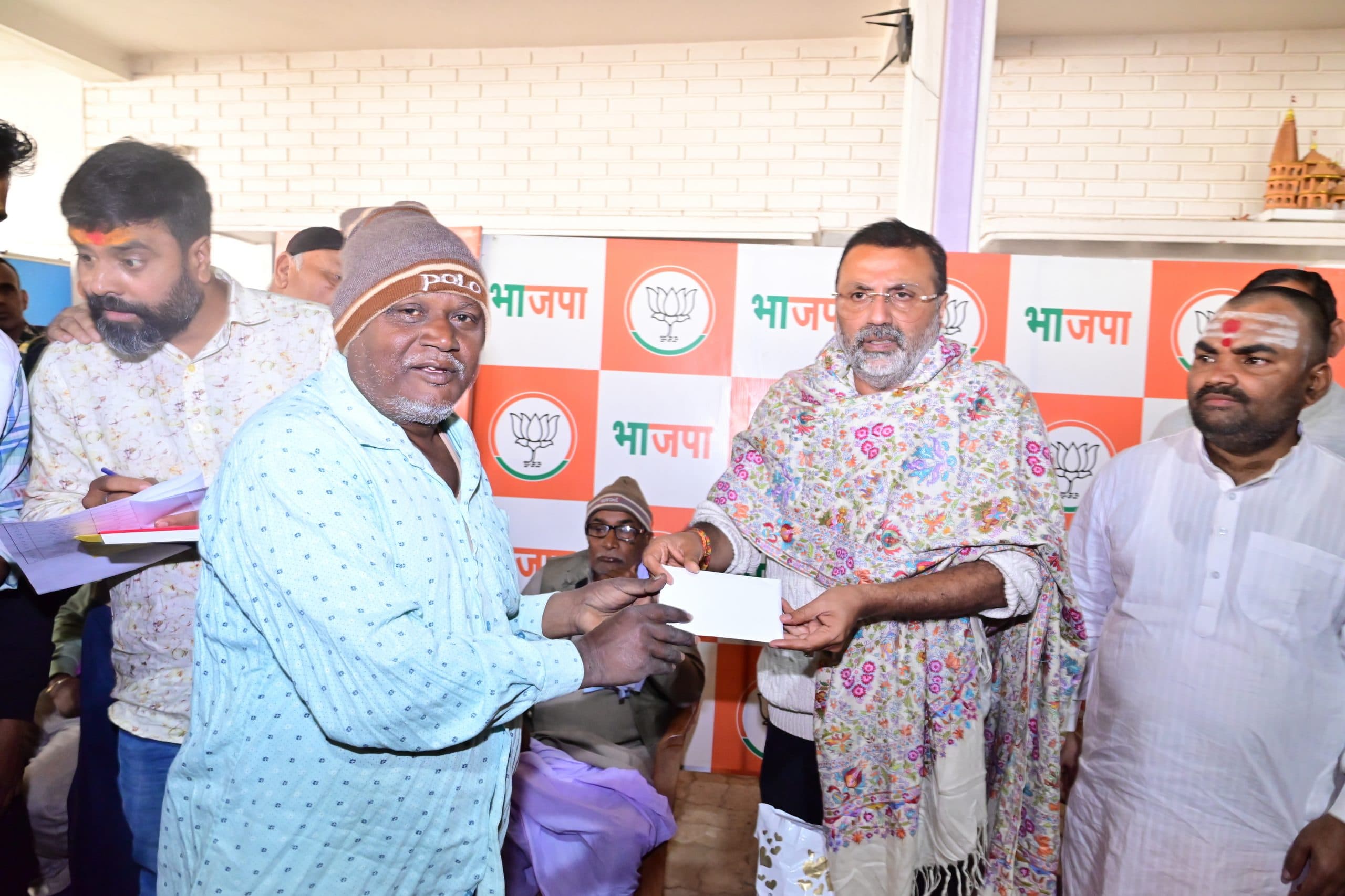 Deoghar News : अगलगी पीड़ित मीना बाजार के 30 दुकानदारों को सांसद ने दिये साढ़े सात लाख रुपये