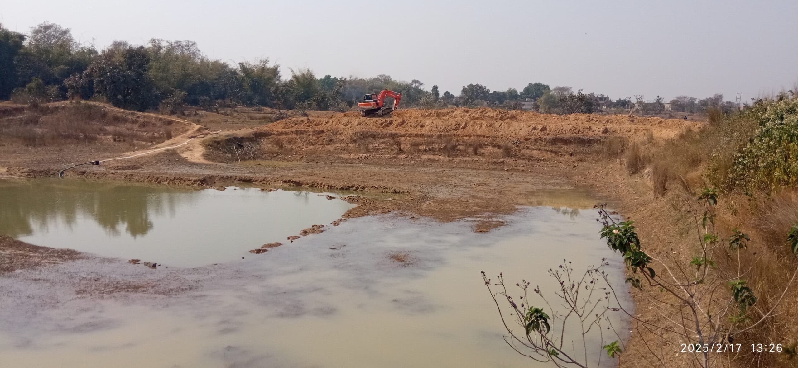 पुरातन पतित जमीन में बना रहा तालाब, ग्रामीणों ने जताया विरोध, रुकवाया काम