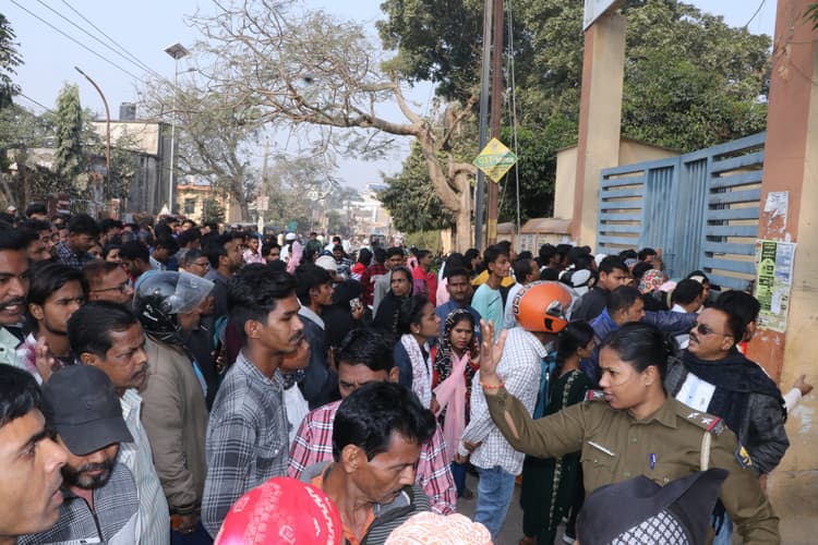 Bhagalpur News: मैट्रिक परीक्षा : पहले दिन 1029 परीक्षार्थी नहीं पहुंचे सेंटर, कोई एक्सपेल्ड नहीं