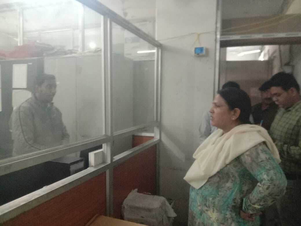 डीसी ने कार्यालय से गायब पाये गये कर्मियों से मांगा स्पष्टीकरण