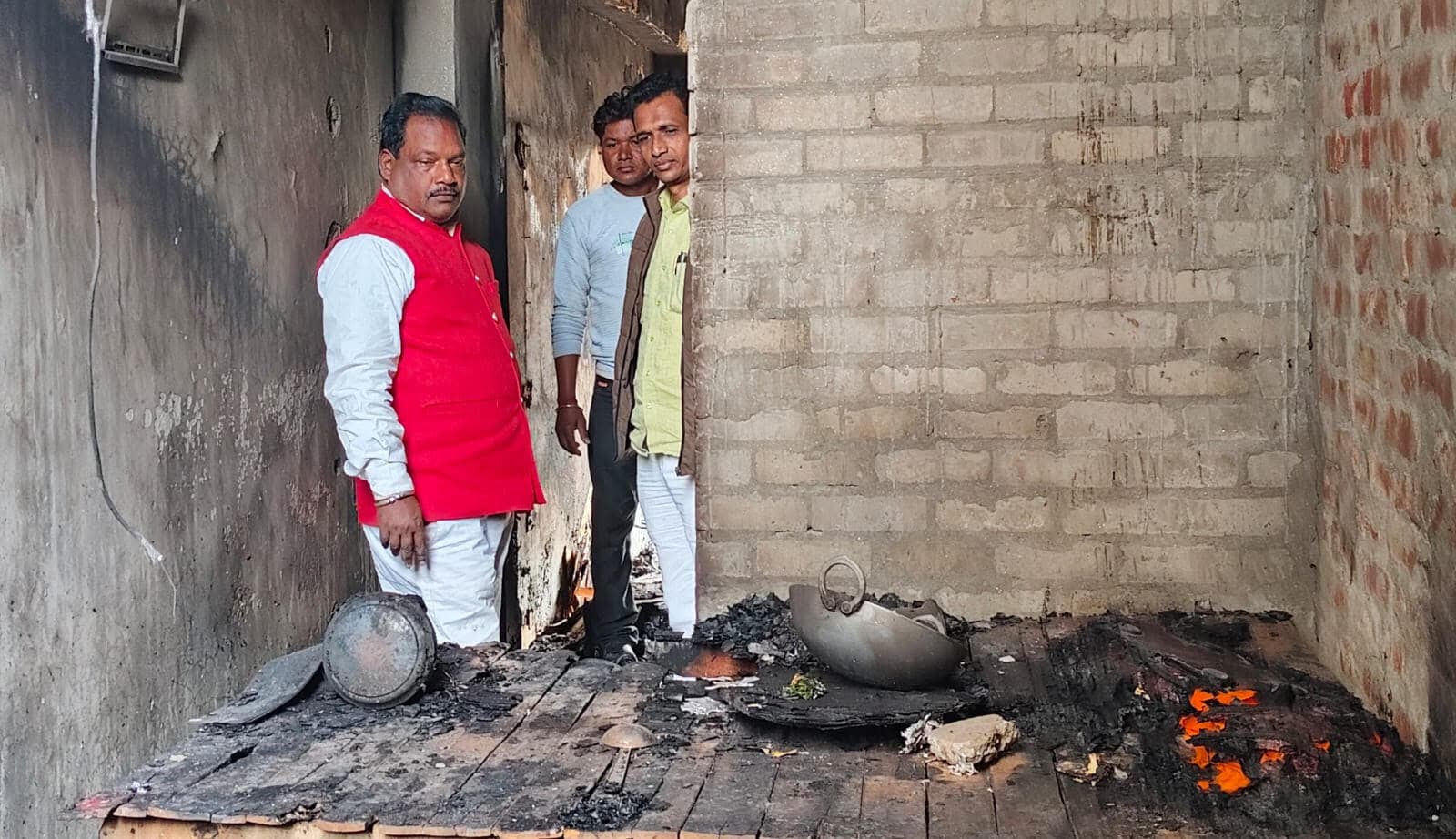 कॉस्मेटिक दुकान में लगी आग, लाखों की क्षति