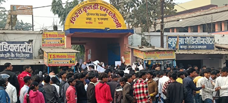 सीसीटीवी कैमरा के निगरानी में मैट्रिक परीक्षा शुरू, एसडीएम ने केंद्रों का लिया जायजा