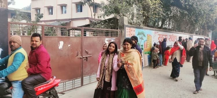 पति को बचाने के लिए तड़पती और संषर्घ करती रही पत्नी