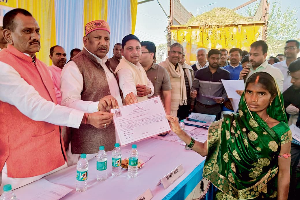 एकंगरसराय में 274 भूमिहीन परिवारों को मिला पर्चा