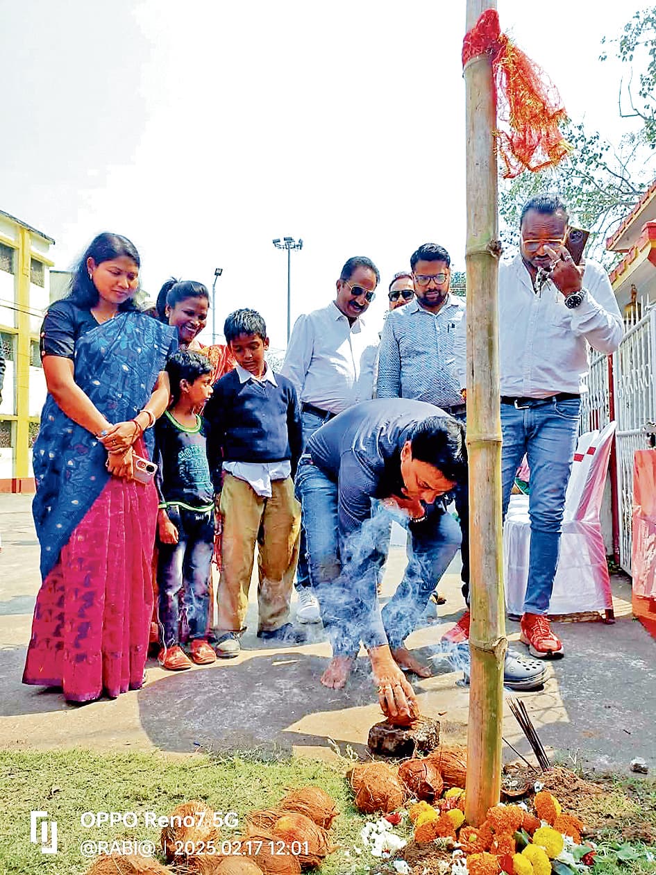 दुर्गा मंदिर में लगेगा टिन शेड, पार्षद ने रखी नींव