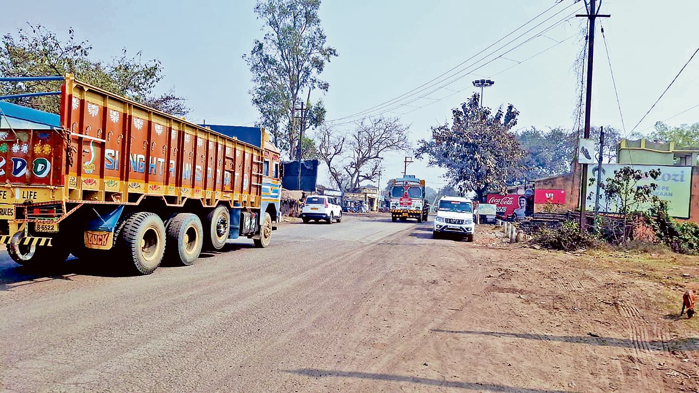 बेकाबू ट्रक बना बाइक पर सवार दो लोगों का काल