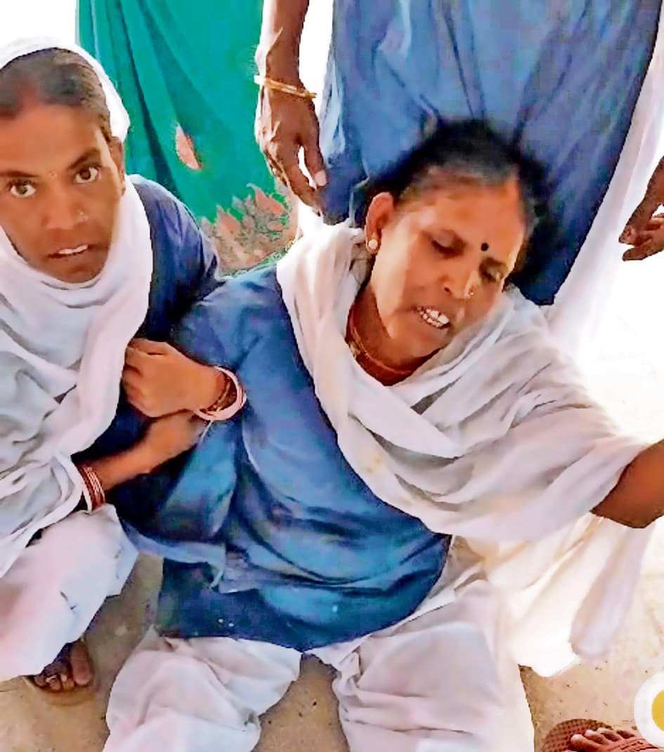 Buxar News: अनुमंडल अस्पताल में बंदरों का आतंक, स्वास्थ्यकर्मी और मरीज परेशान