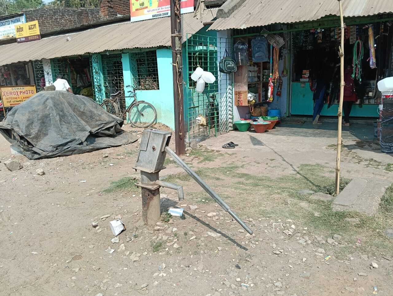 रानीश्वर बस पड़ाव पर बंद पड़े चापाकल, खरीद कर पीना पड़ रहा पानी