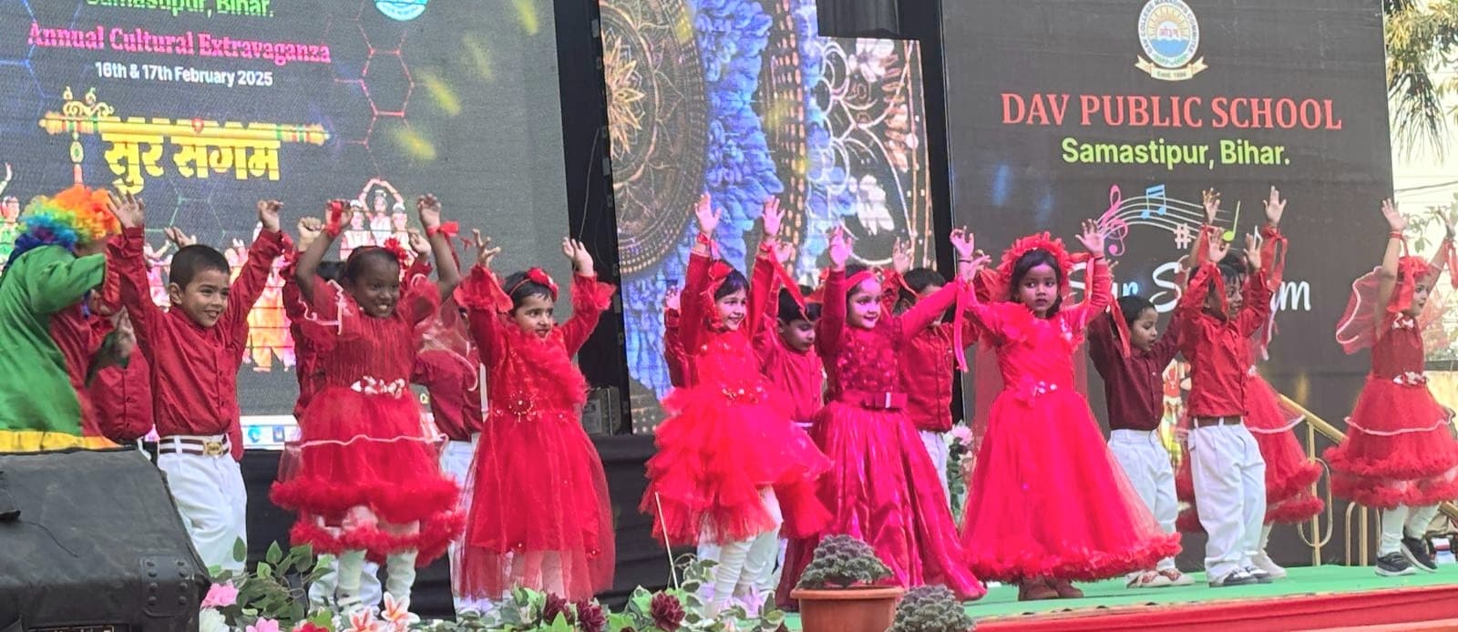 छात्र-छात्राओं ने सांस्कृतिक कार्यक्रमों से बांधा समां