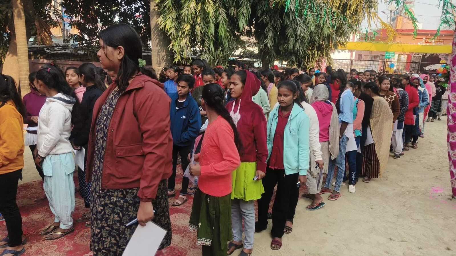 Matriculation Annual Examination: मातृभाषा की परीक्षा में आसान प्रश्न आने से परीक्षार्थियों के चेहरे खिले