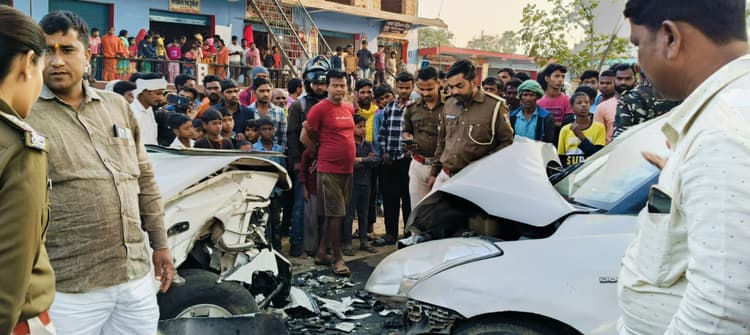 दो कारों की टक्कर में माता-पिता व बेटी सहित कई लोग घायल