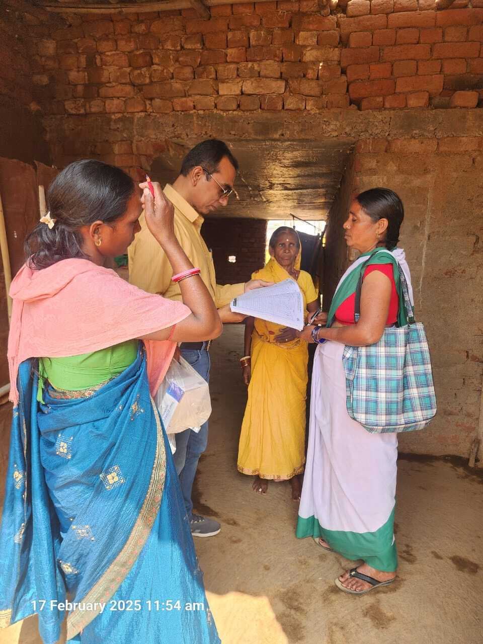 औचक निरीक्षण में नहीं मिले स्वास्थ्य कर्मी, मांगा स्पष्टीकरण