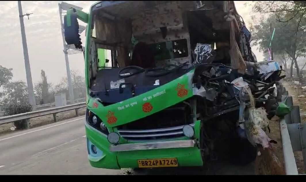 प्रयागराज से अयोध्या जा रही श्रद्धालु की बस ट्रेलर से टकरायी, दो की मौत, 16 जख्मी