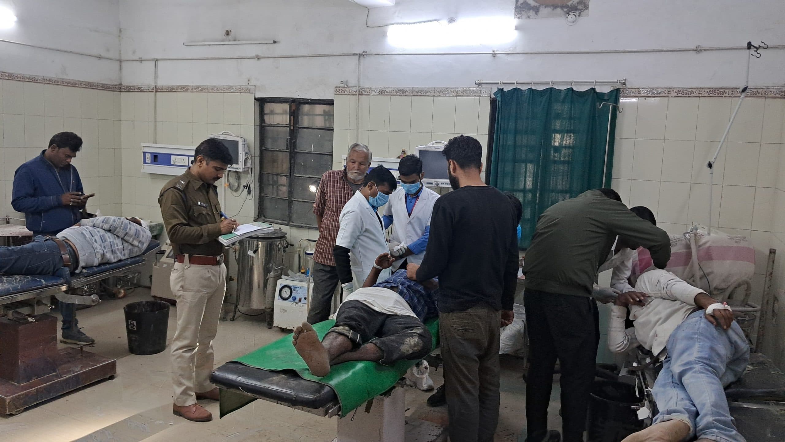 विवादित जमीन पर नाला निर्माण को लेकर दो गुटों में झड़प, तीन जख्मी