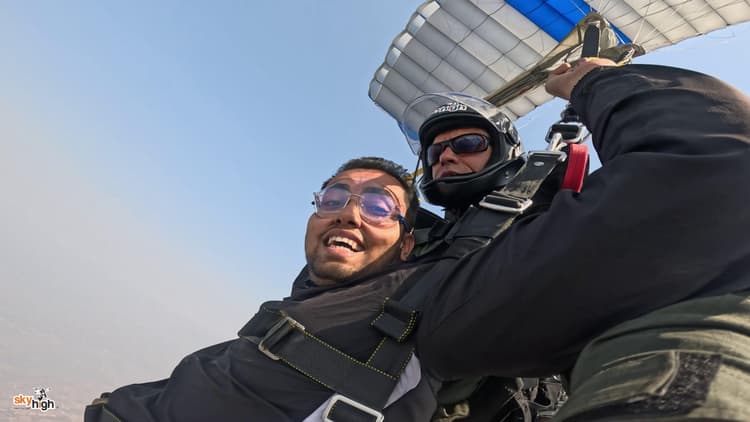 एडीएम लॉ  एंड आर्डर समेत 12 लोगों ने की स्काई डाइविंग