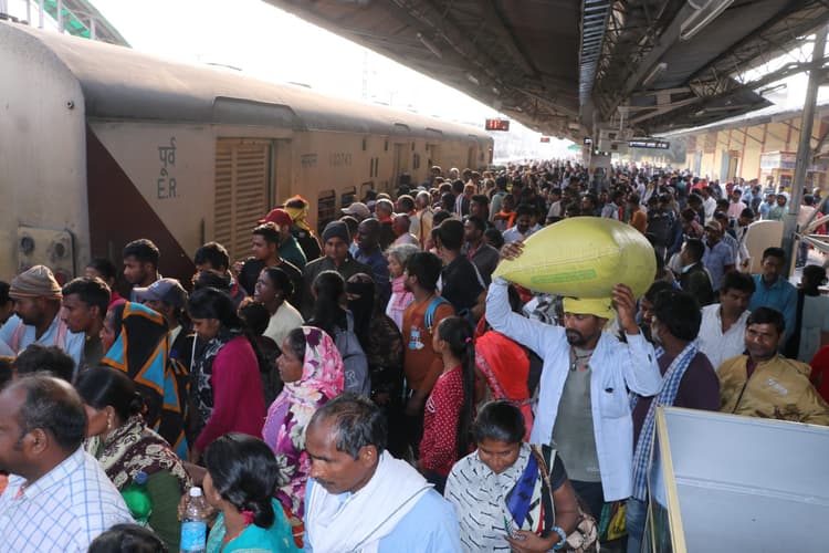 भगदड़ की आशंका को लेकर रेलवे सतर्कता, ट्रेनों में भीड़
