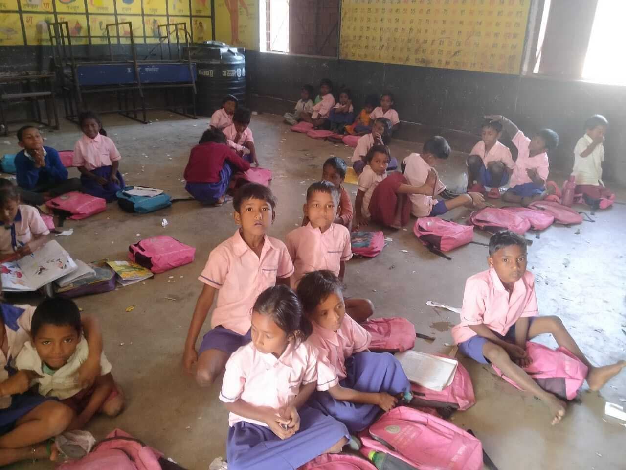 Giridih News :एक ही कमरे में चलता दो क्लास, जमीन पर बैठते हैं बच्चे
