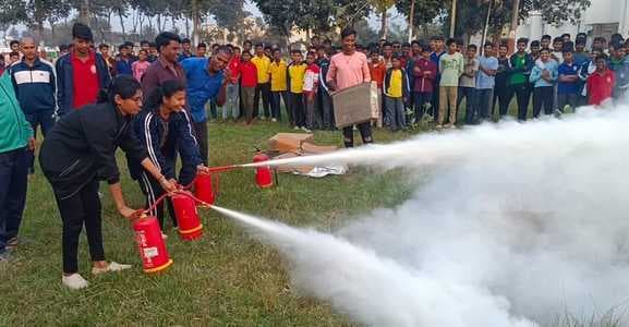 छात्र-छात्राओं को आग से बचाव को लेकर दिया प्रशिक्षण