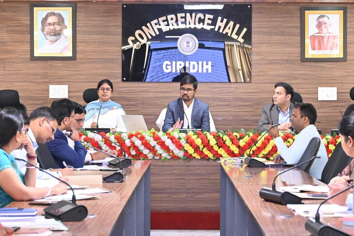 Giridih News :पेंडिंग आवेदनों का जल्द करें निबटारा : डीसी