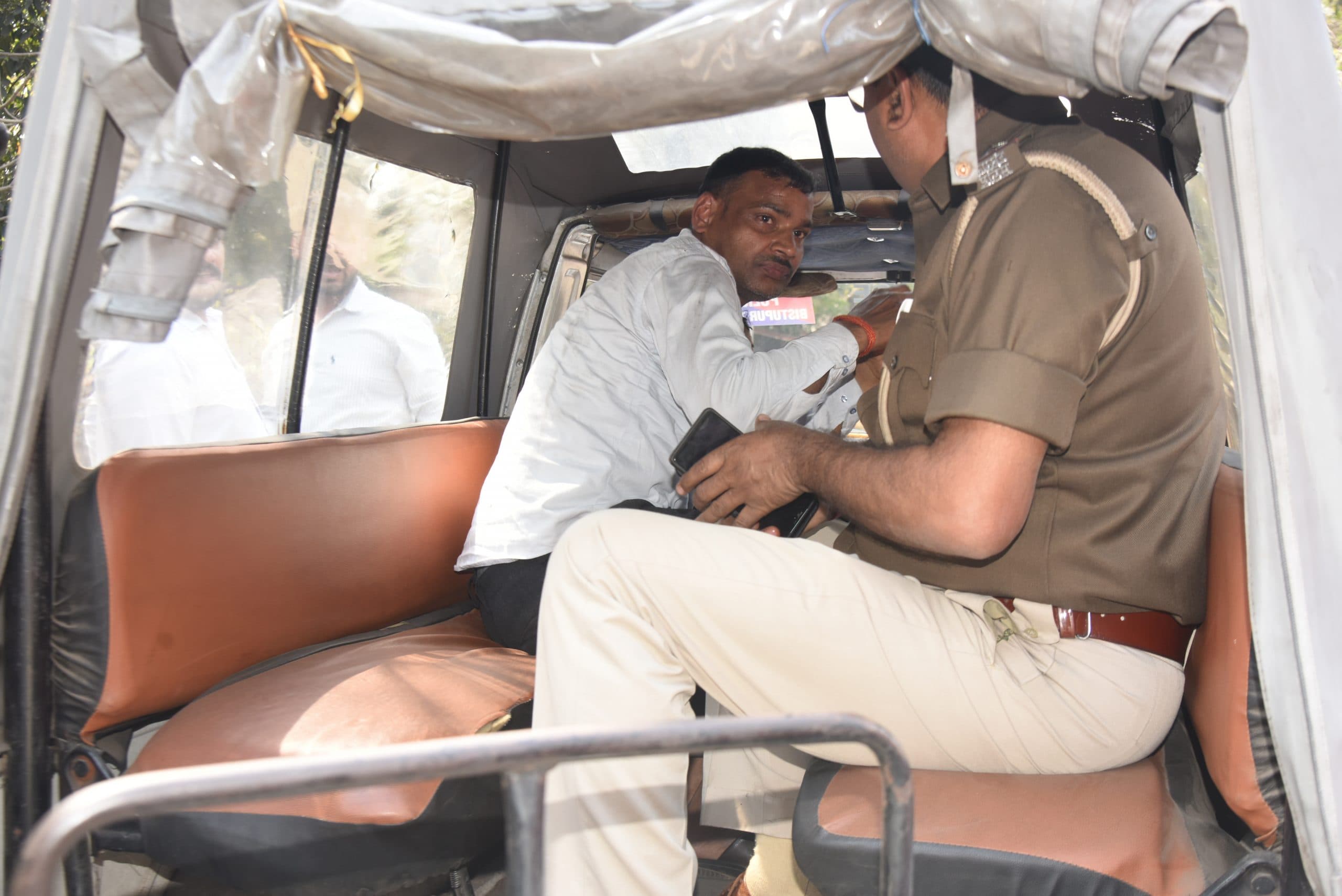 Jamshedpur News : जिस पर भरोसा कर बच्ची को स्कूल भेजा, उसी ने की अश्लील हरकत, लोगों ने जमकर कूटा, फिर पुलिस...