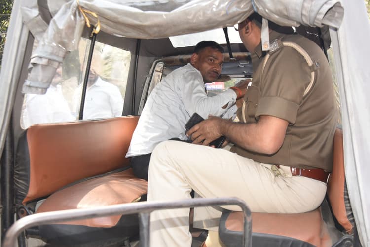 Jamshedpur News : जिस पर भरोसा कर बच्ची को स्कूल भेजा, उसी ने की अश्लील हरकत, लोगों ने जमकर कूटा, फिर पुलिस...