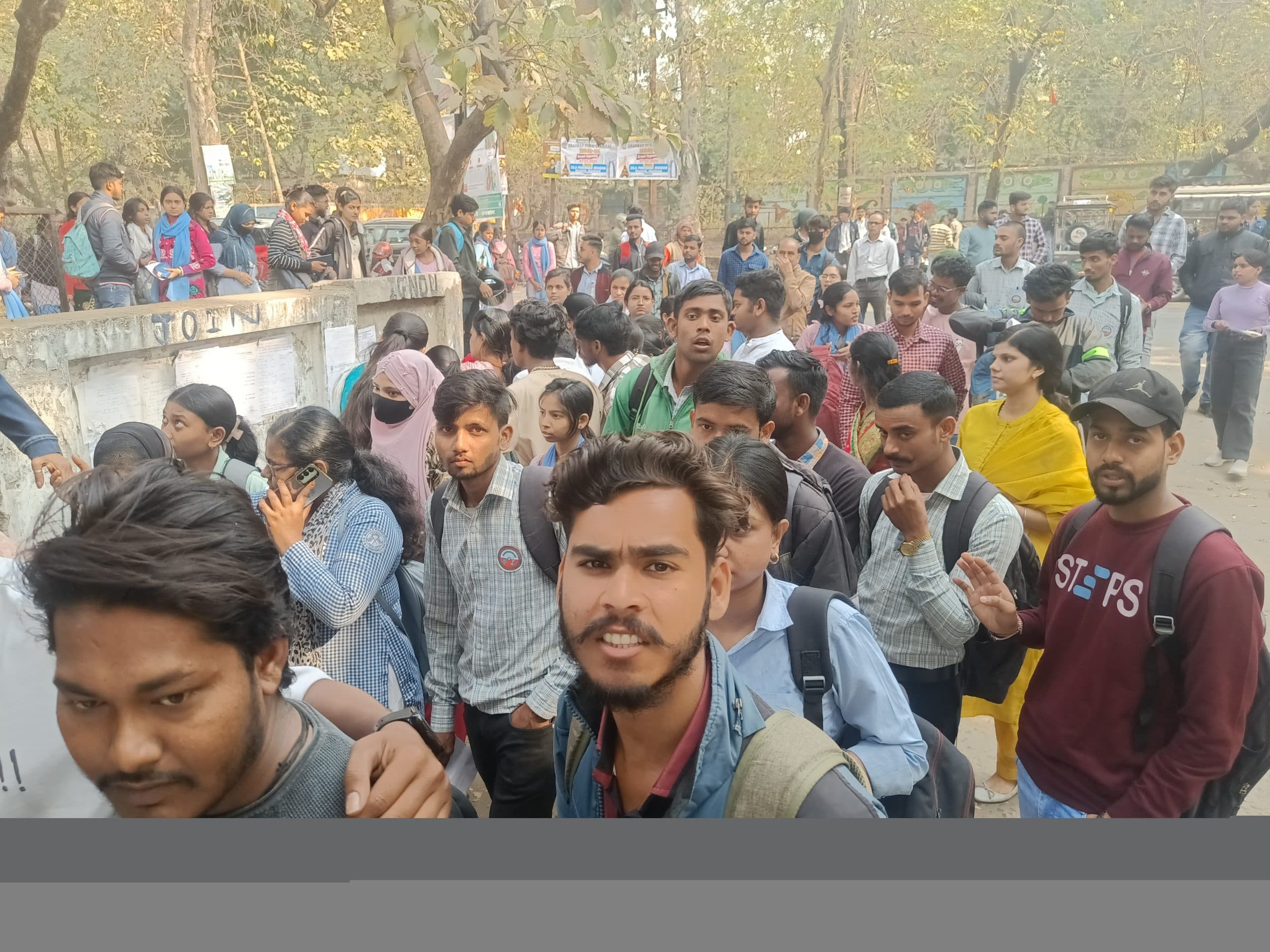 Dhanbad news: 30 मिनट देर से शुरू हुई परीक्षा, हंगामा