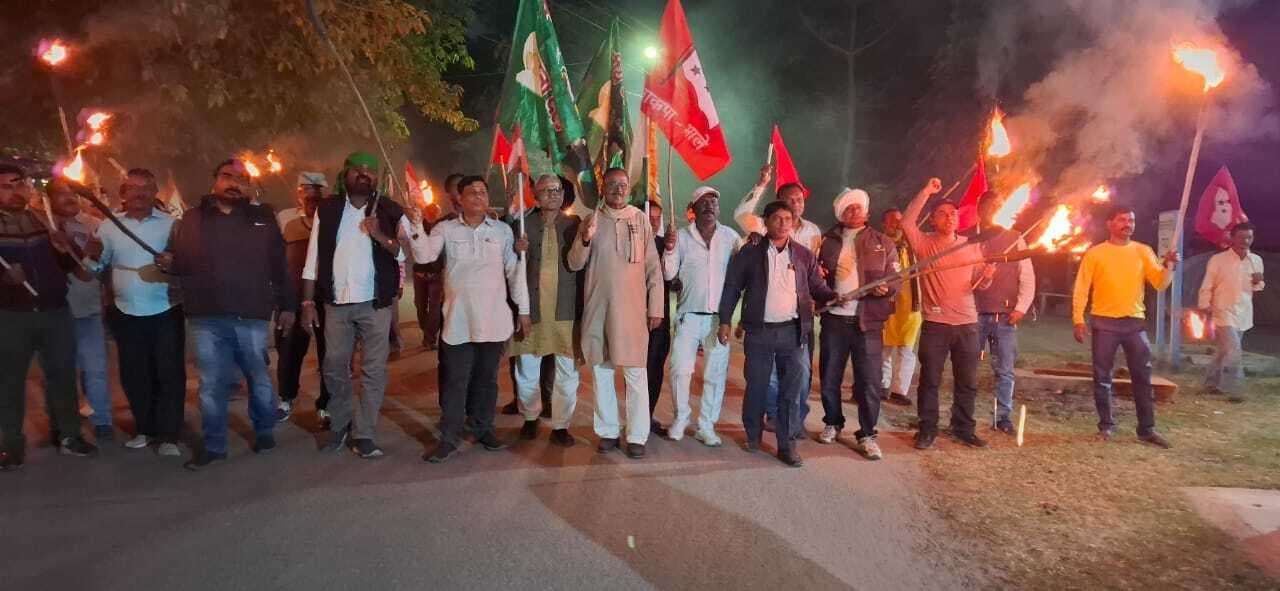 Dhanbad News : डोमगढ़ को हटाने को लेकर गर्म हुई सिंदरी, निकला मशाल जुलूस