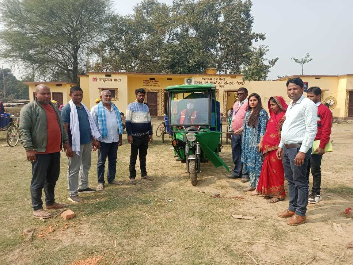 हरी झंडी दिखा कर स्वच्छता कर्मियों को किया गया रवाना