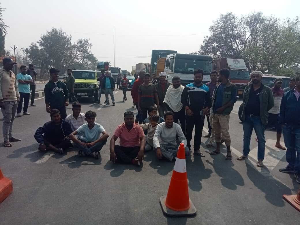 जलजमाव को लेकर आक्रोशित ग्रामीणों ने किया एनएच जाम