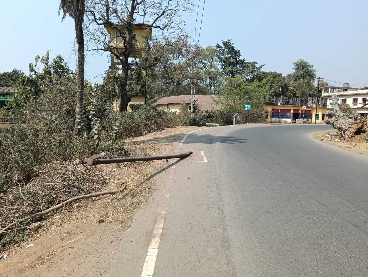 सड़क पर गिरा पोल दे रहा हादसे का न्योता