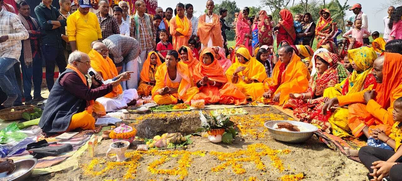 बलुआ गांव में महाविष्णु यज्ञ को लेकर किया गया भूमि पूजन