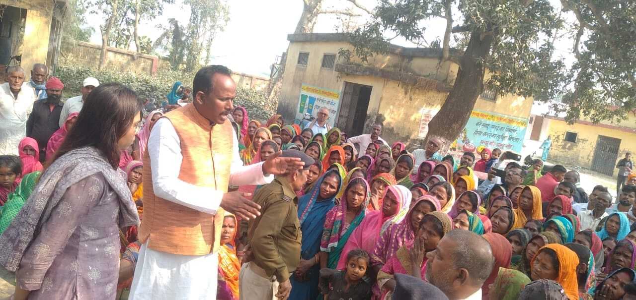 भूमिहीन परिवारों ने मांगों को लेकर किया प्रदर्शन