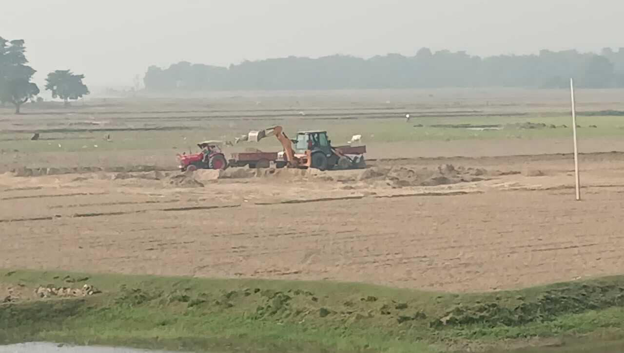 महानंदा नदी में अवैध रूप से मिट्टी खनन बेरोकटोक जारी