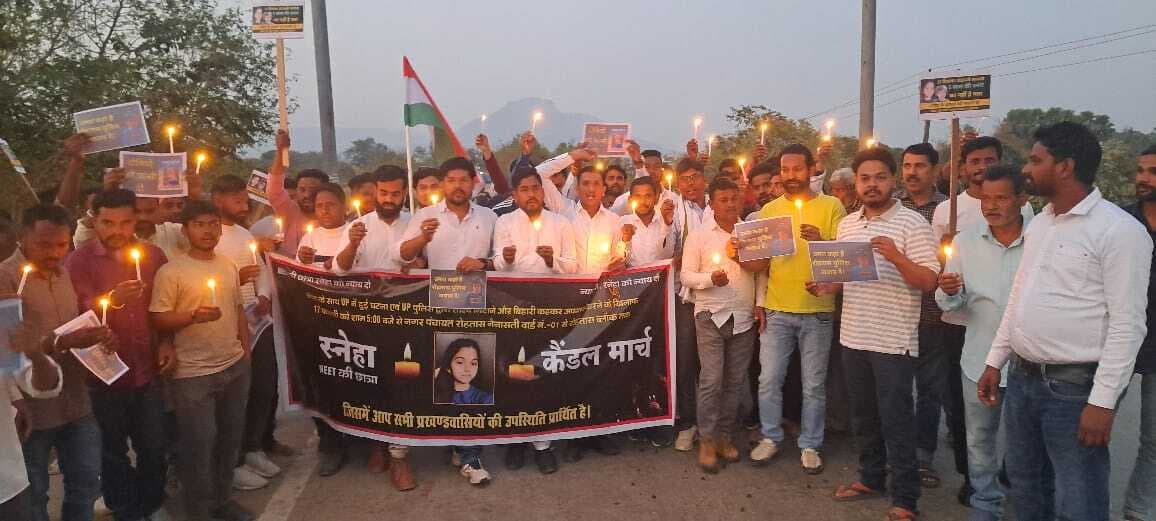 स्नेहा को इंसाफ दिलाने के लिए रोहतास में निकाला कैंडल मार्च