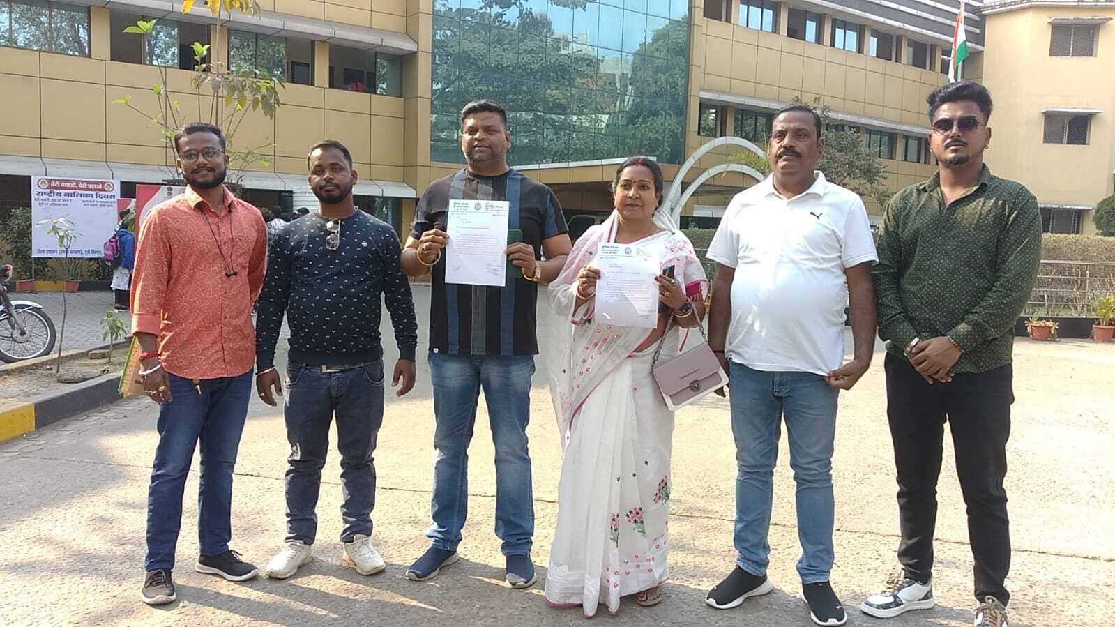 Jamshedpur news. खासमहल से गोविंदपुर फाटक तक की जर्जर सड़क का निर्माण जल्द पूरा हो : पूर्णिमा मलिक