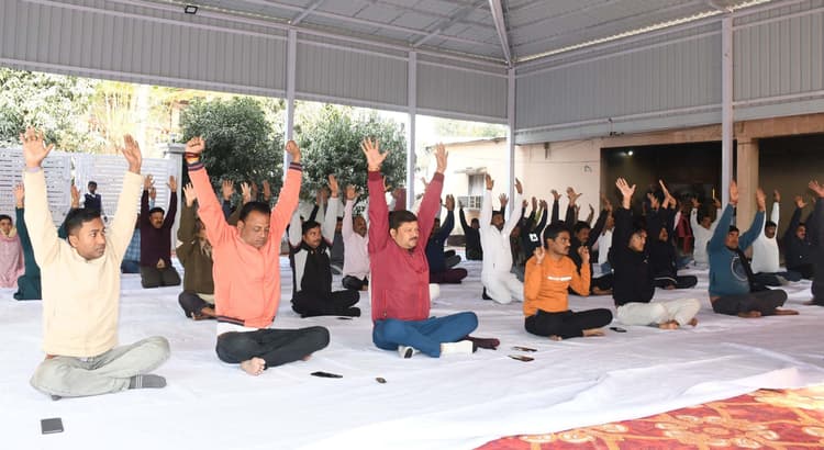लोगों को जीवन जीने की कला सिखा रहे आर्ट ऑफ लिविंग के प्रशिक्षिक