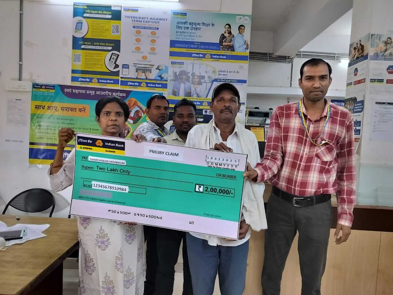 पीएमजेजेबीवाय के आश्रित को मिला दो लाख का चेक