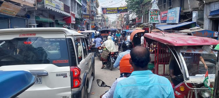 शहर में लग रहा भीषण जाम, राहगीर हुए परेशान