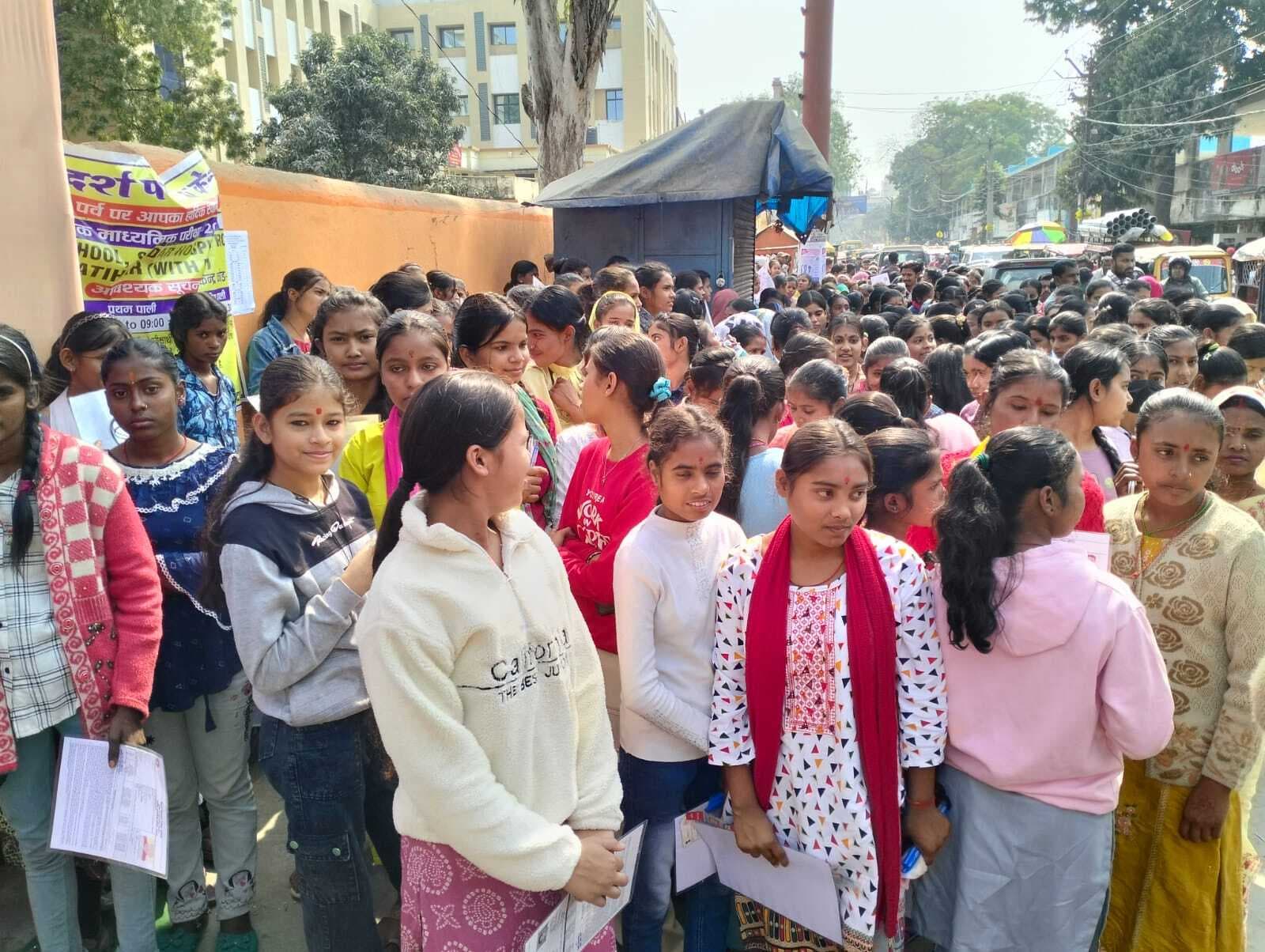 मैट्रिक परीक्षा का दूसरा दिन: गणित का प्रश्न देख परेशान दिखे अधिकांश छात्र-छात्राएं