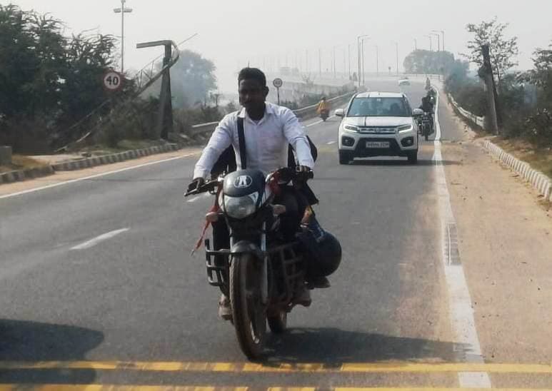 हाइवे पर बिना हेलमेट ड्राइविंग, शहर में सिमटी ट्राफिक पुलिस की जांच