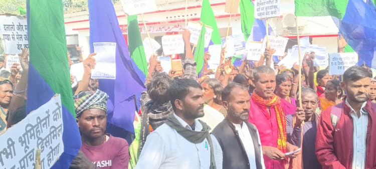 पांच सूत्री मांगों को लेकर प्रखंड कार्यालय पर किया प्रदर्शन